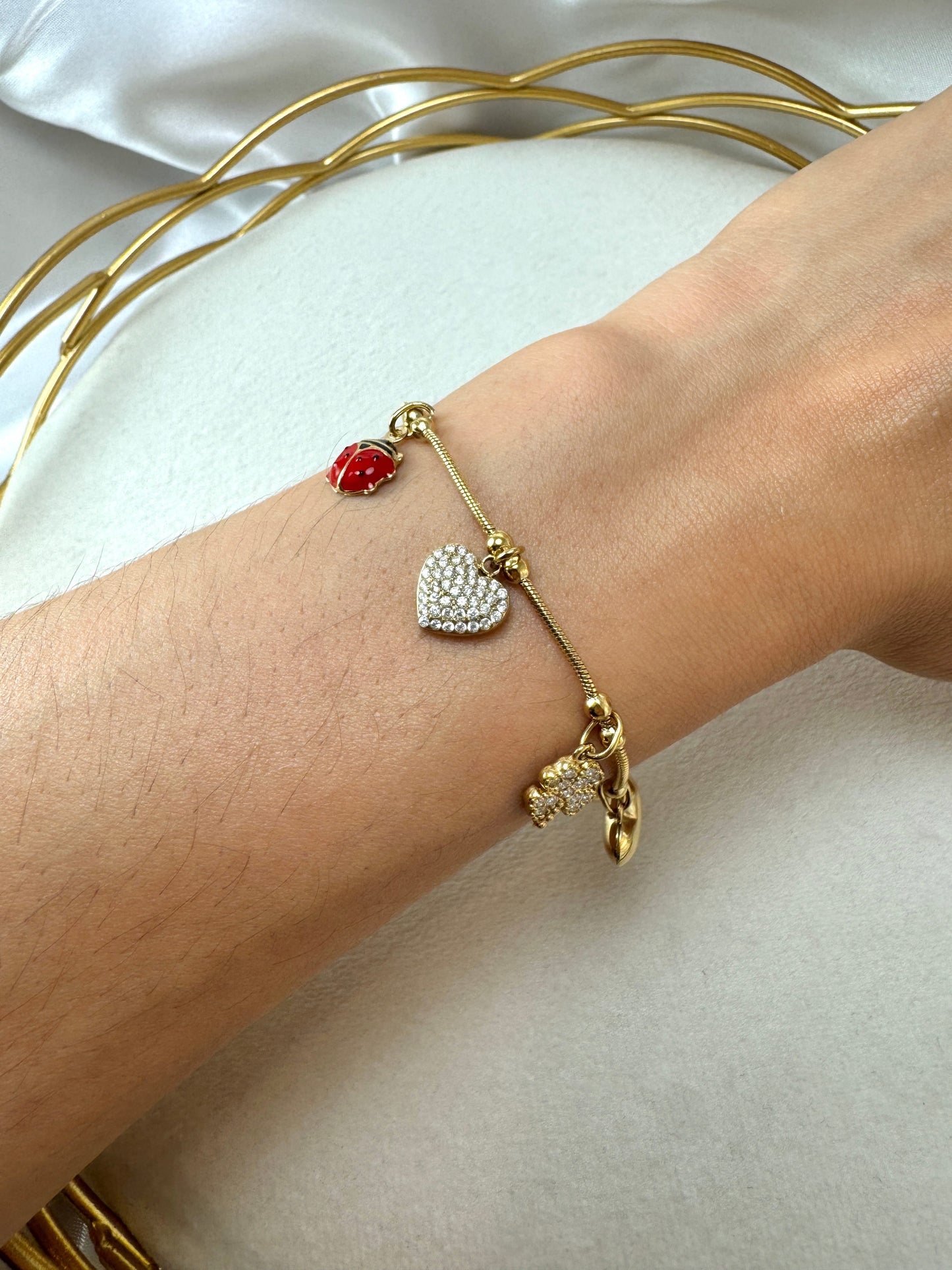 Bracciale maglia compressa e ciondoli portafortuna