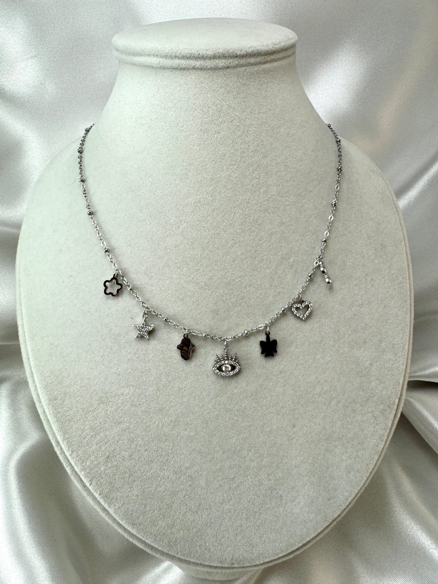Collana con occhio, mano di Fatima, angelo e ciondoli