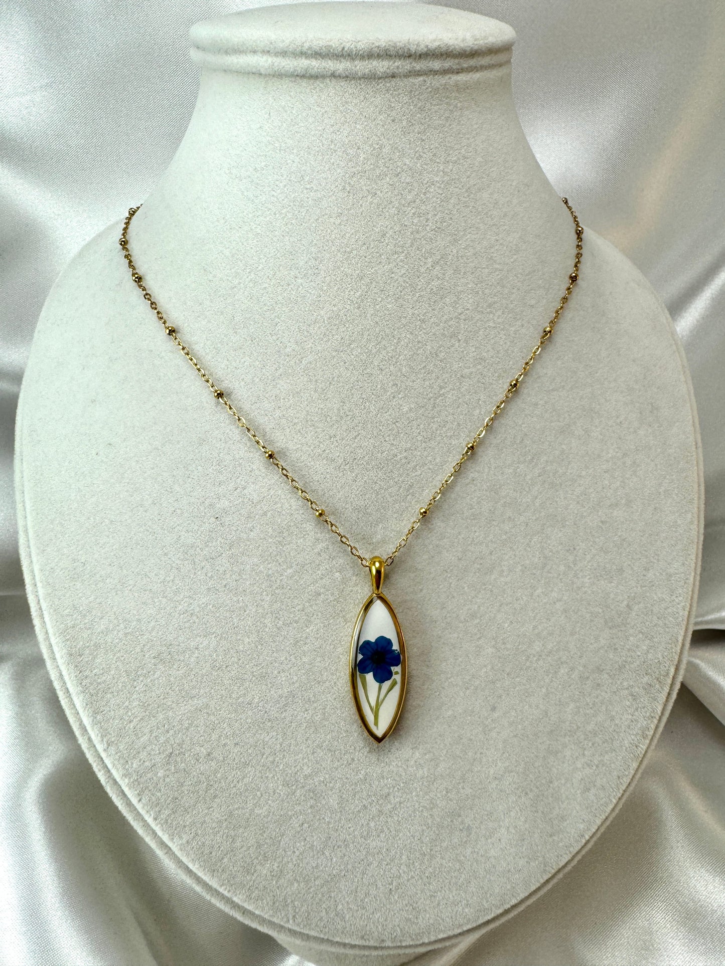 Collana cabochon allungato con fiore blu