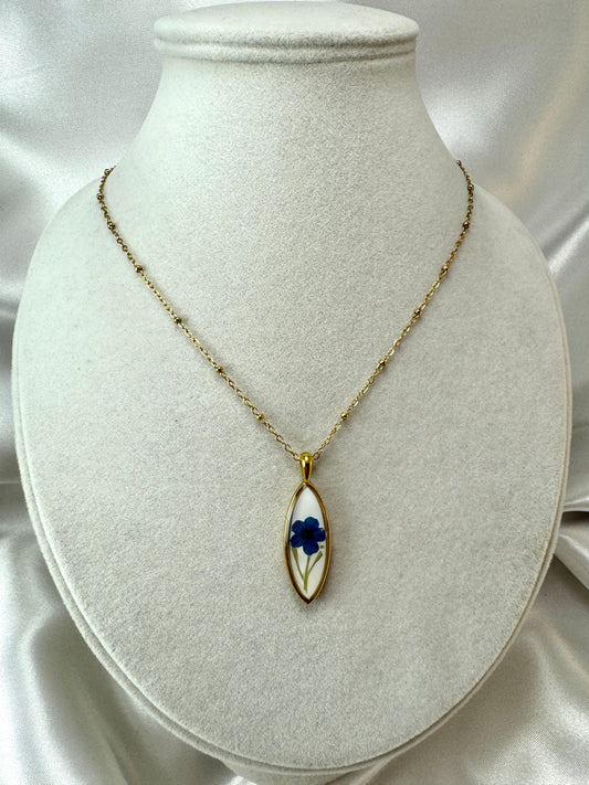 Collana cabochon allungato con fiore blu
