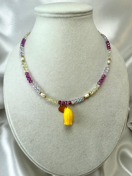 Collana con cristalli, bocciolo e perle di fiume