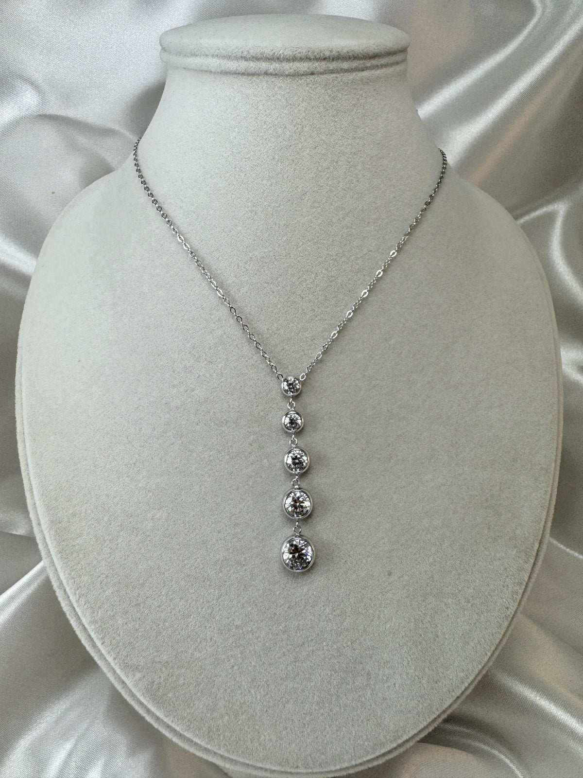 Collana con pendente di brillantini tondi