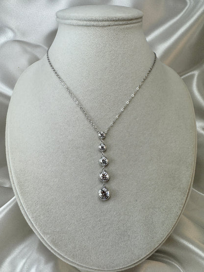 Collana con pendente di brillantini tondi