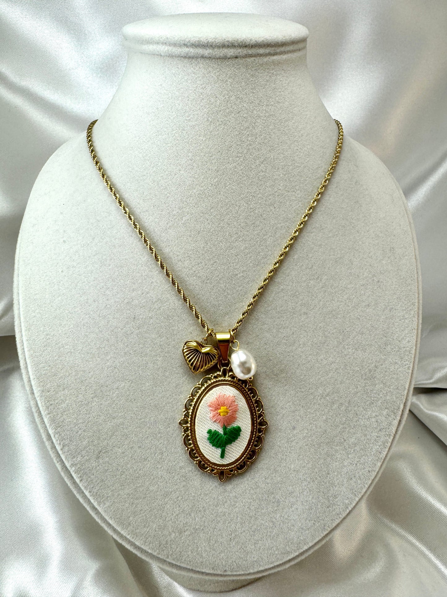 Collana cabochon con fiore ricamato rosa