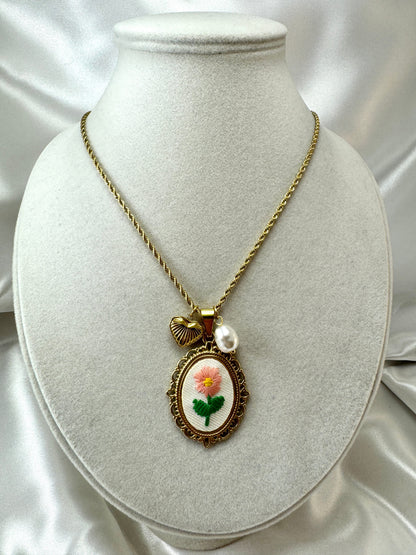Collana cabochon con fiore ricamato rosa