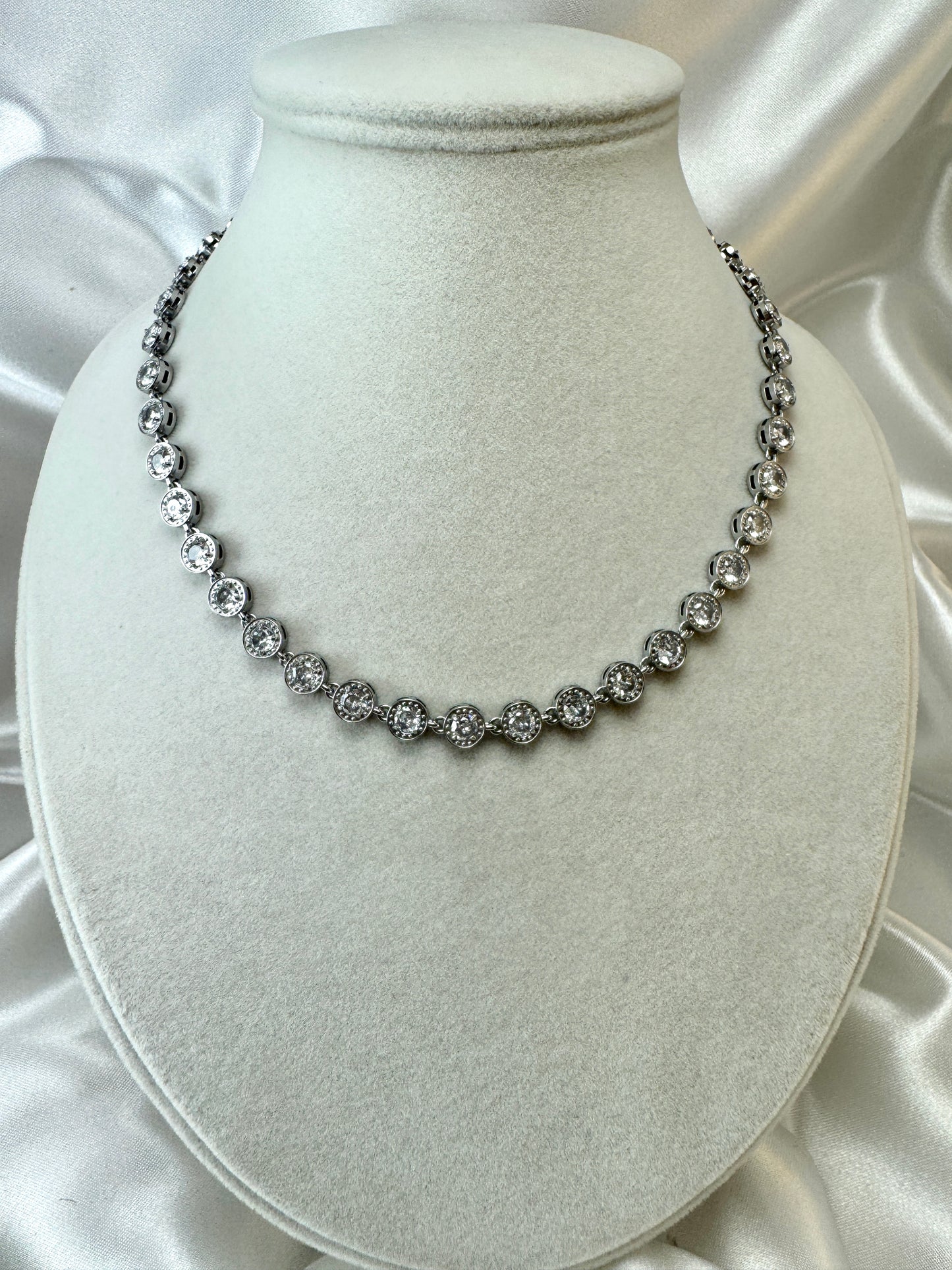 Collana gioiello con tondi di brillantini