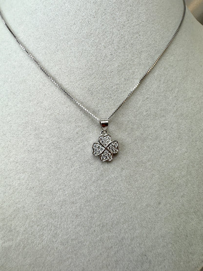 Collana con quadrifoglio di zirconi