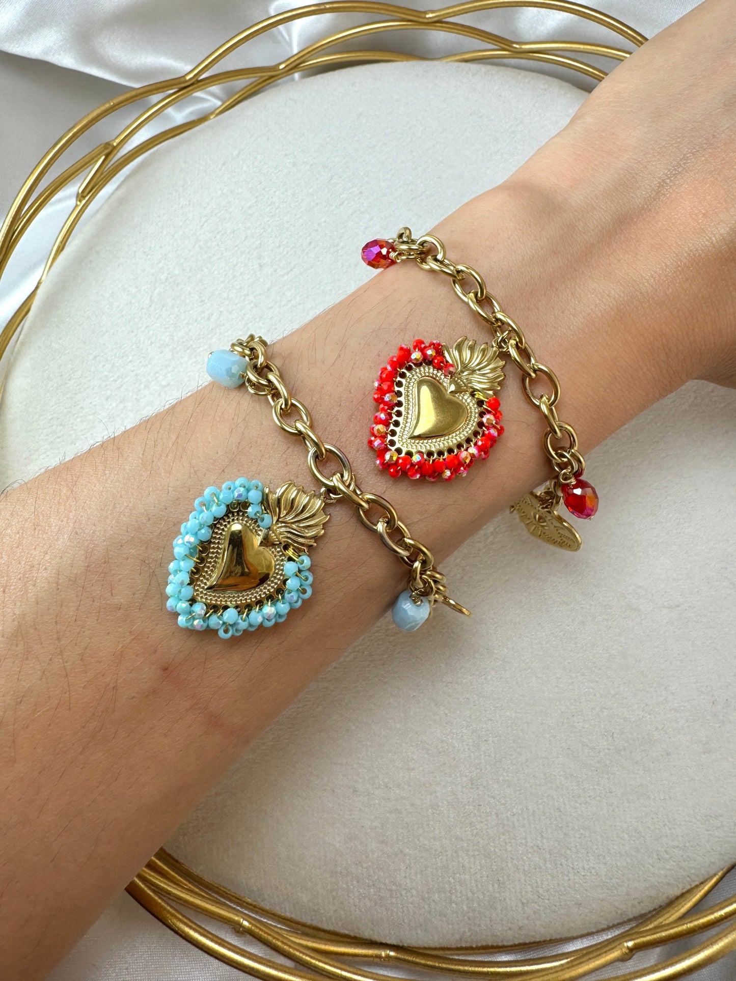 Bracciale con cuore sacro, cristallini colorati e ciondoli