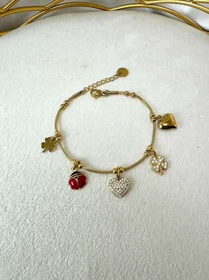 Bracciale maglia compressa e ciondoli portafortuna