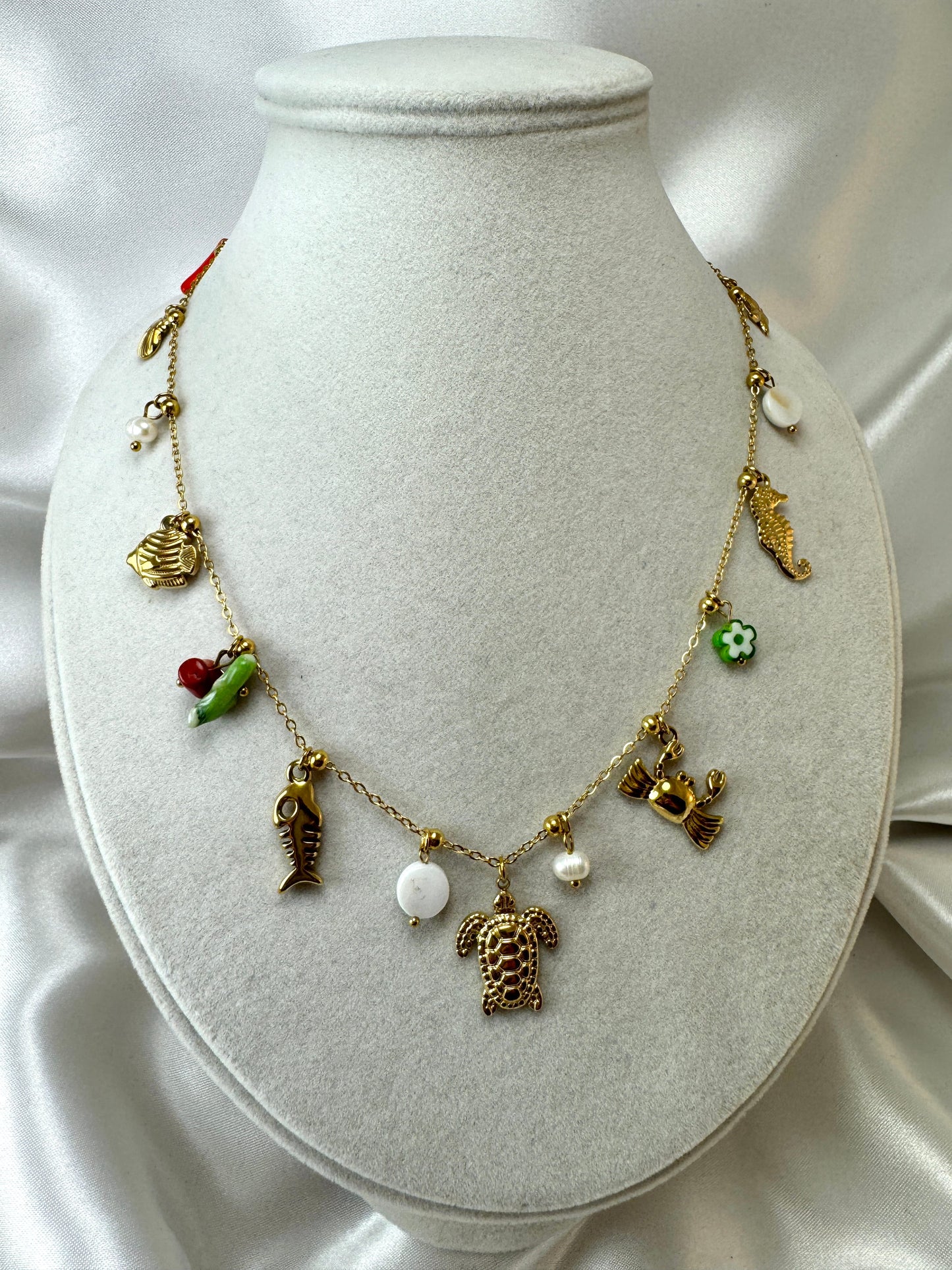 Collana con ciondoli marini e corallini