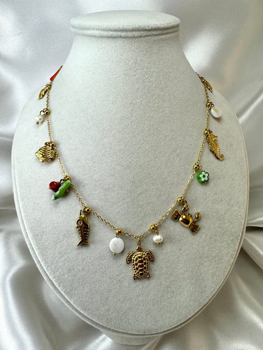 Collana con ciondoli marini e corallini