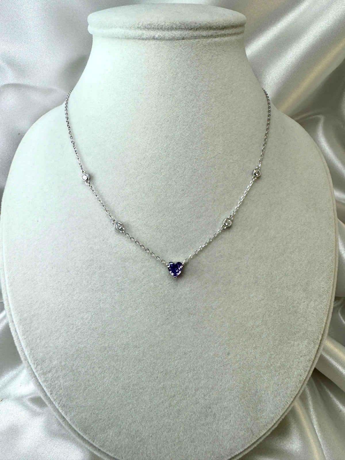 Collana con cuore viola e punti luce