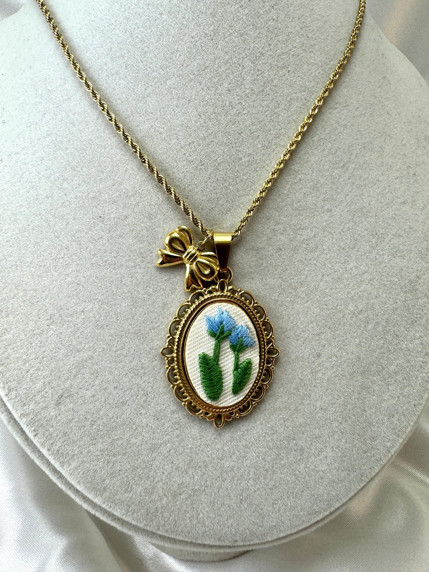 Collana cabochon con fiore ricamato azzurro