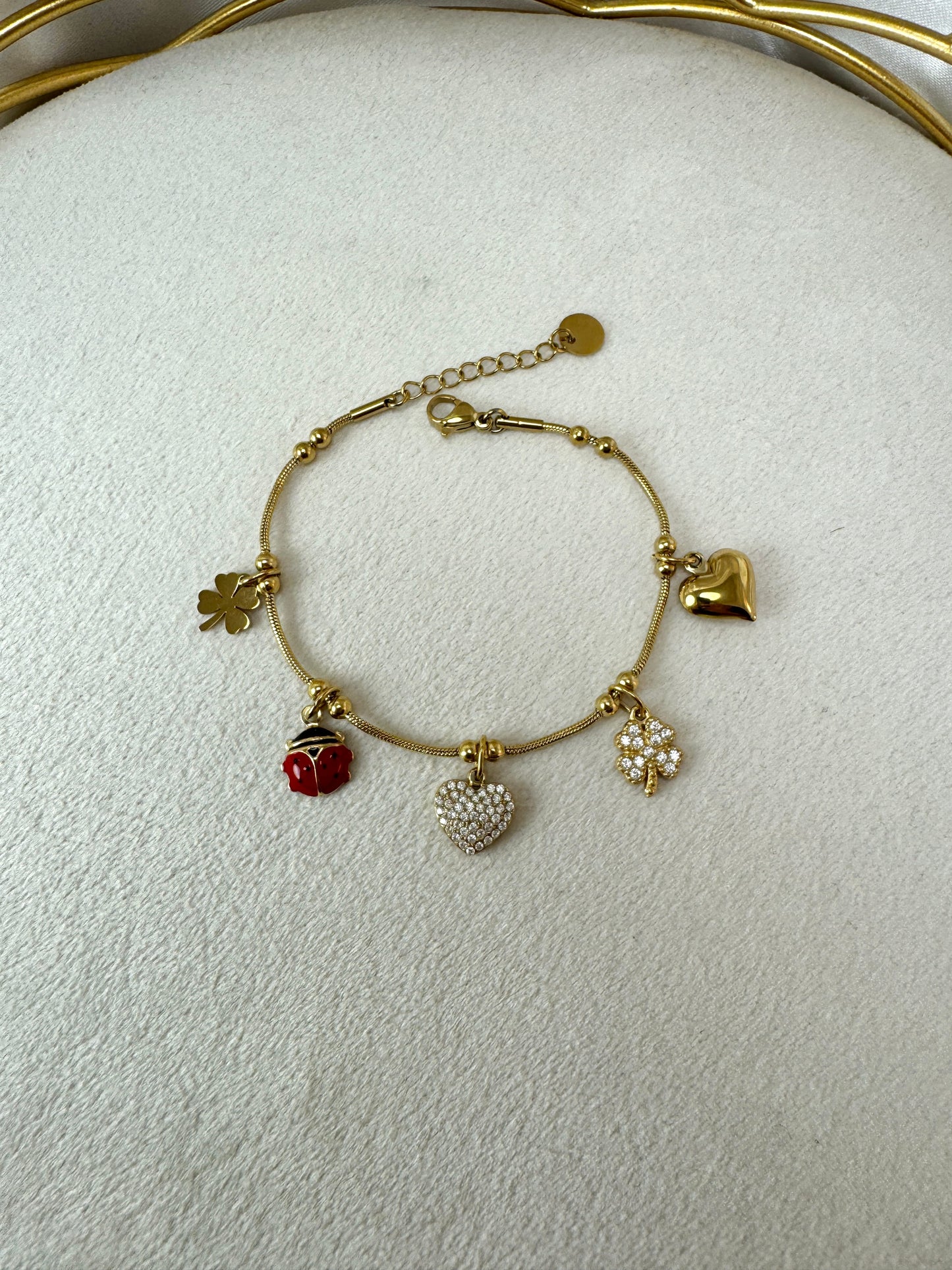 Bracciale maglia compressa e ciondoli portafortuna