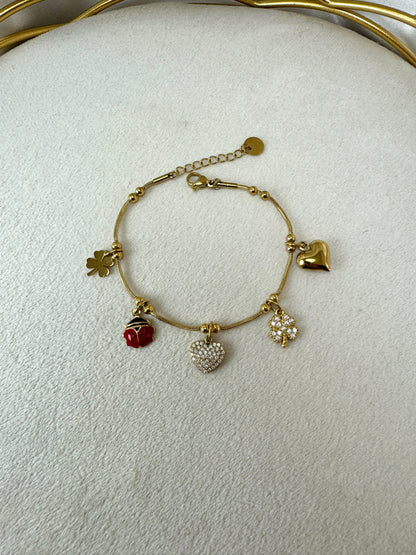 Bracciale maglia compressa e ciondoli portafortuna