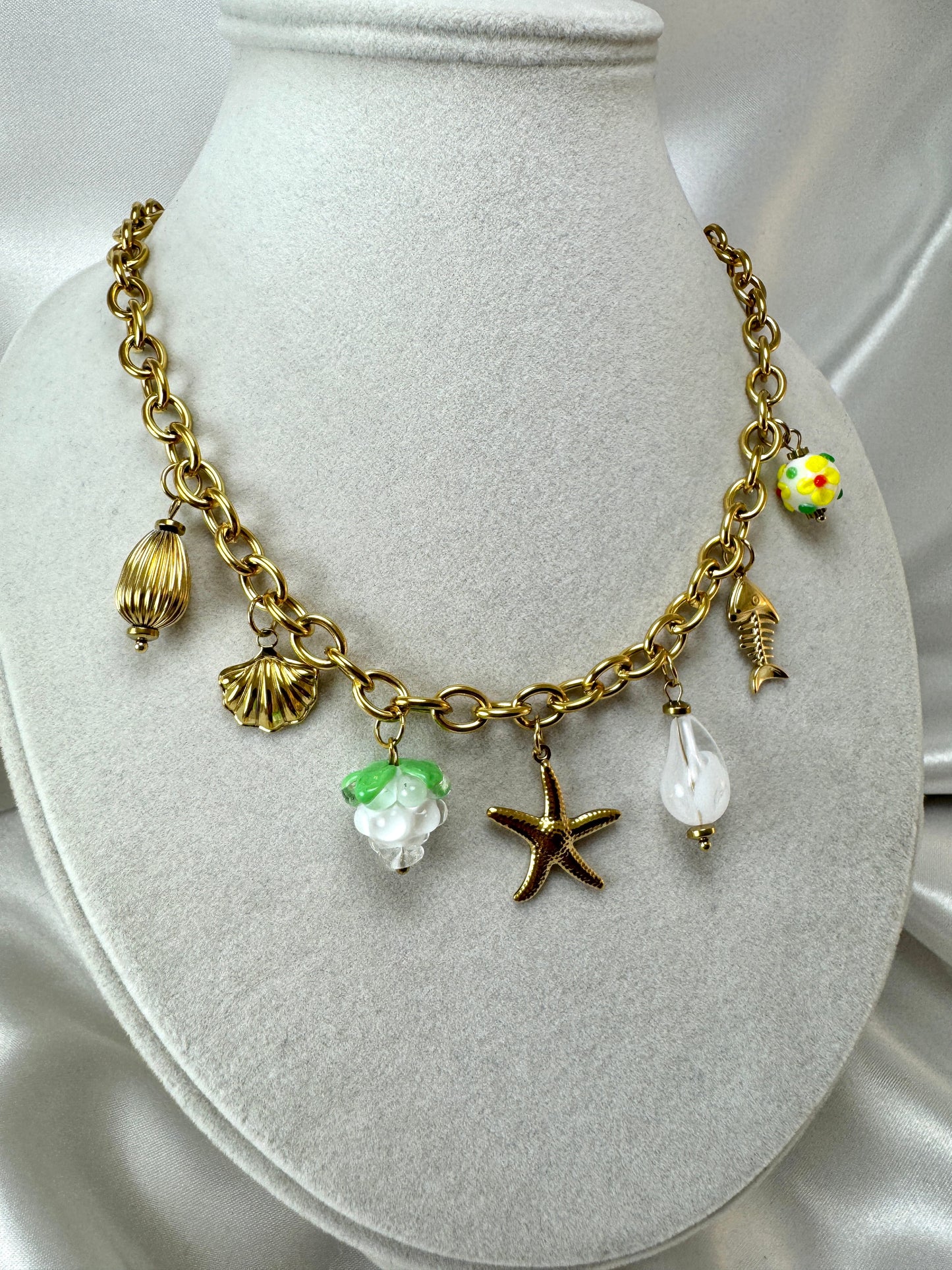 Collana con ciondoli marini e fragola di vetro