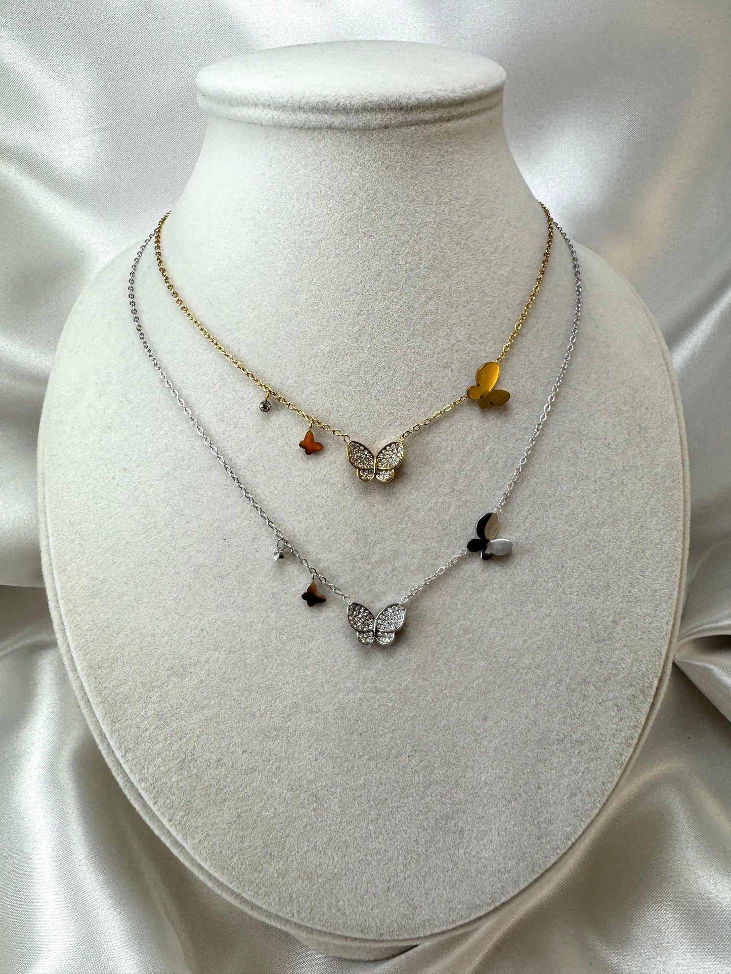 Collana con farfalle e punto luce