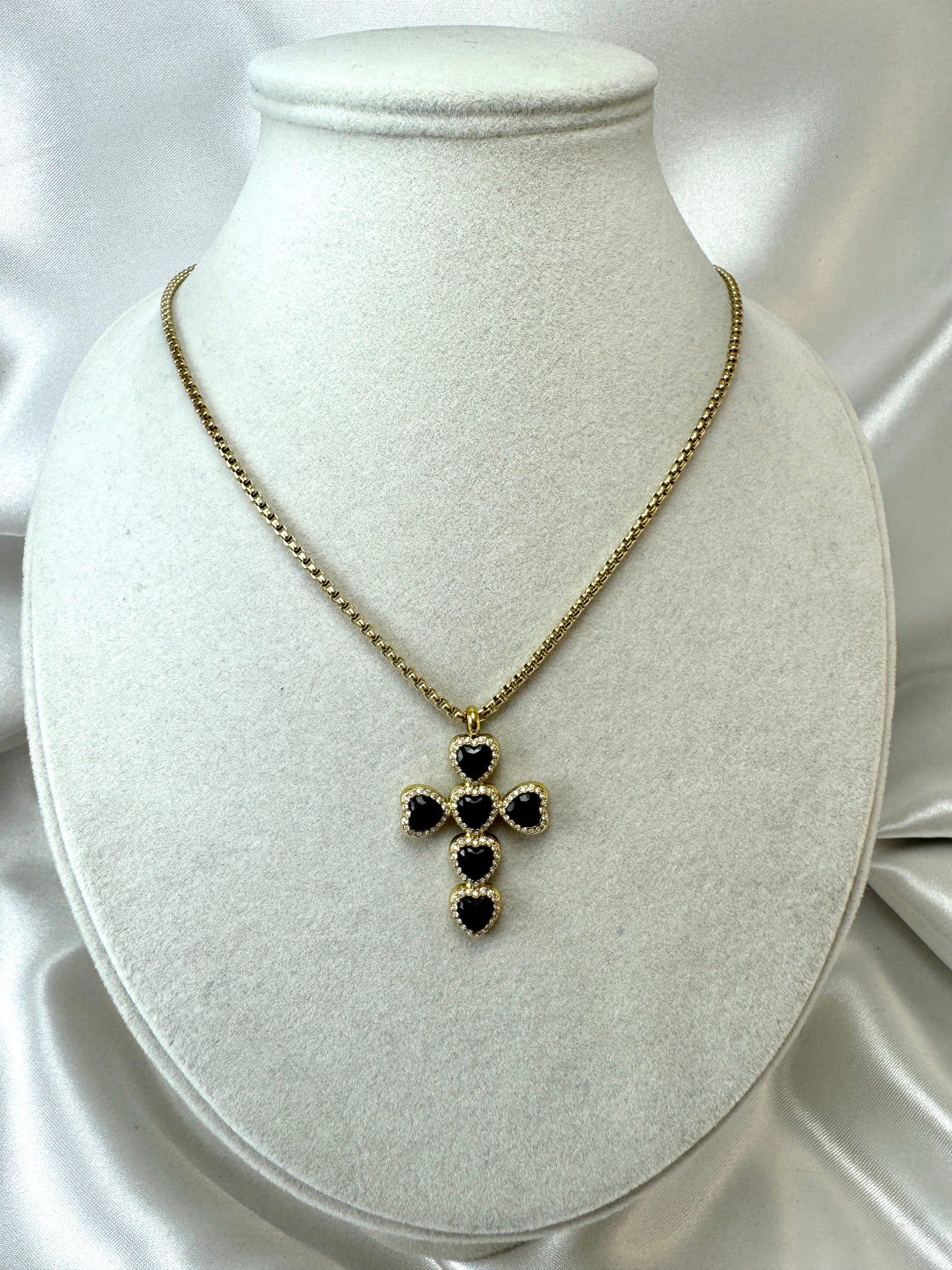 Collana con croce e brillantini a cuore