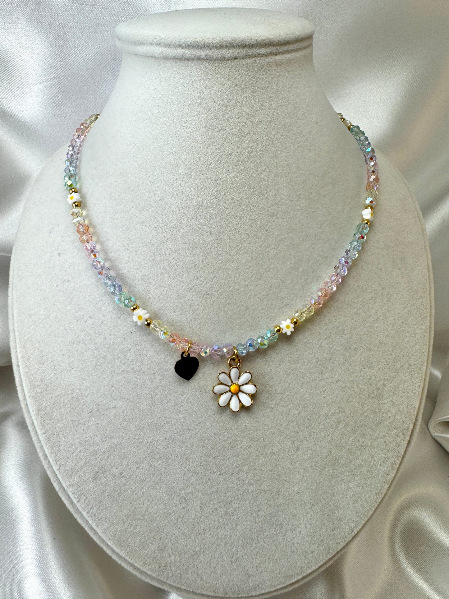 Collana con cristallini multicolor e margherita