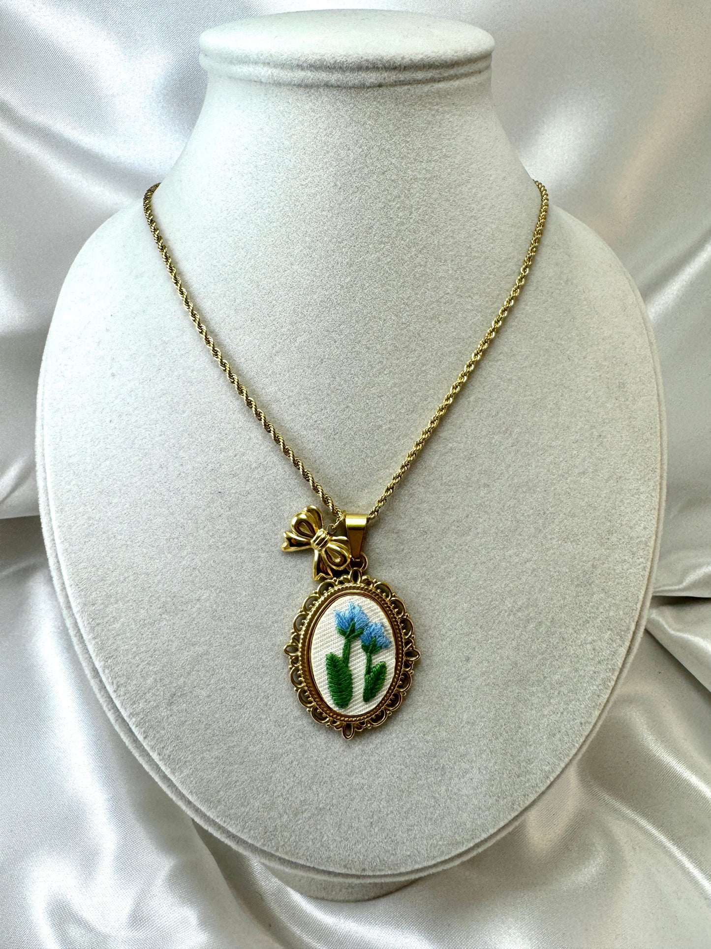 Collana cabochon con fiore ricamato azzurro