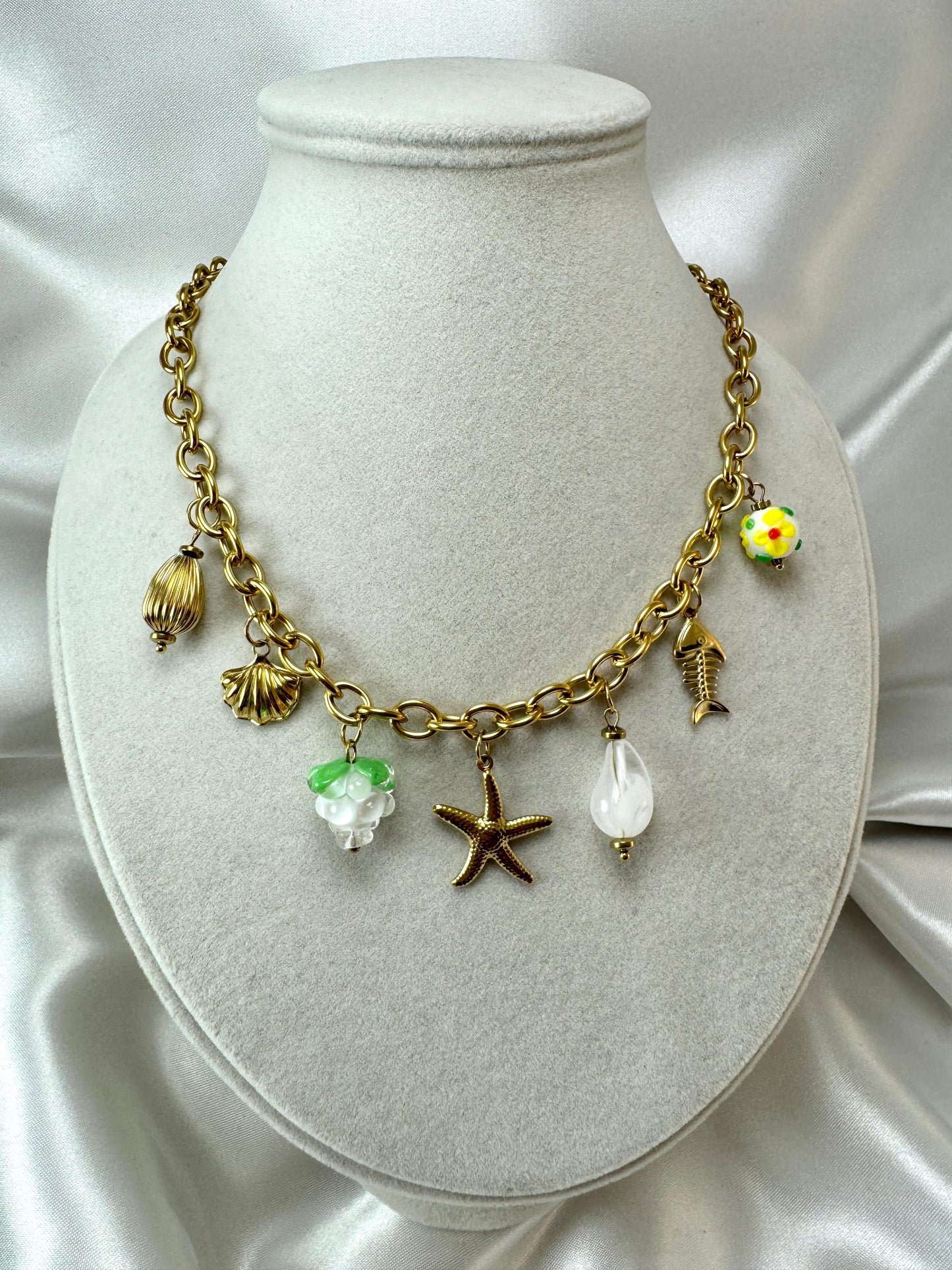 Collana con ciondoli marini e fragola di vetro