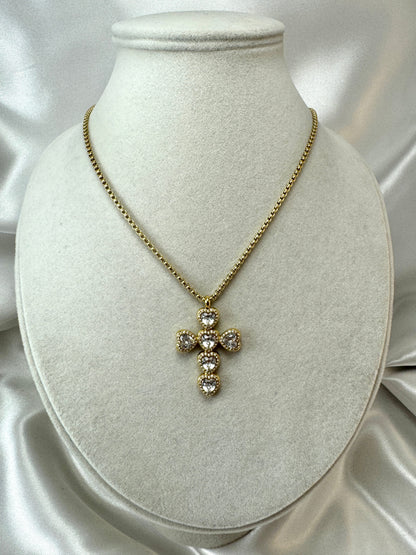 Collana con croce e brillantini a cuore