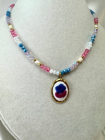 Collana con cristalli colorati e cabochon con fiore ricamato
