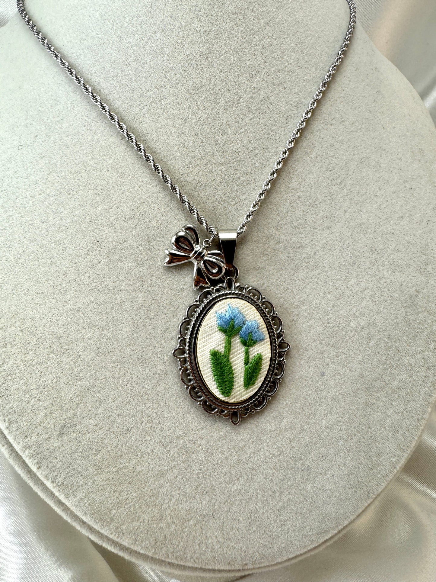 Collana cabochon con fiore ricamato azzurro