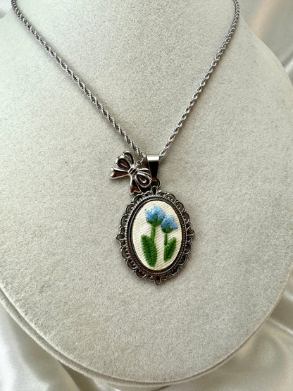 Collana cabochon con fiore ricamato azzurro