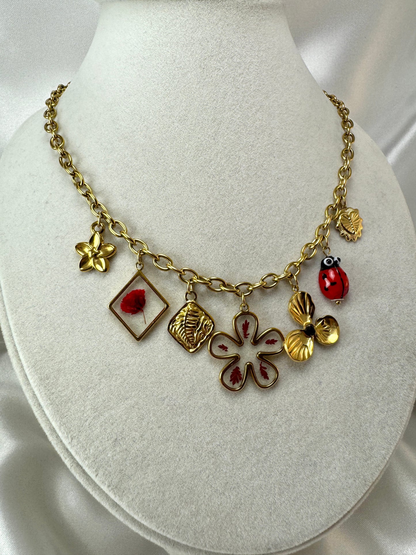 Collana con fiore trasparente e ciondoli