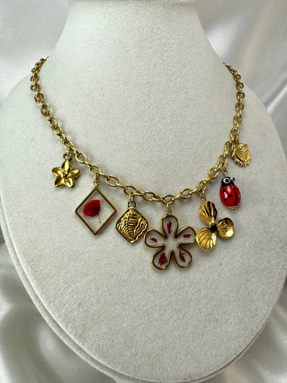 Collana con fiore trasparente e ciondoli