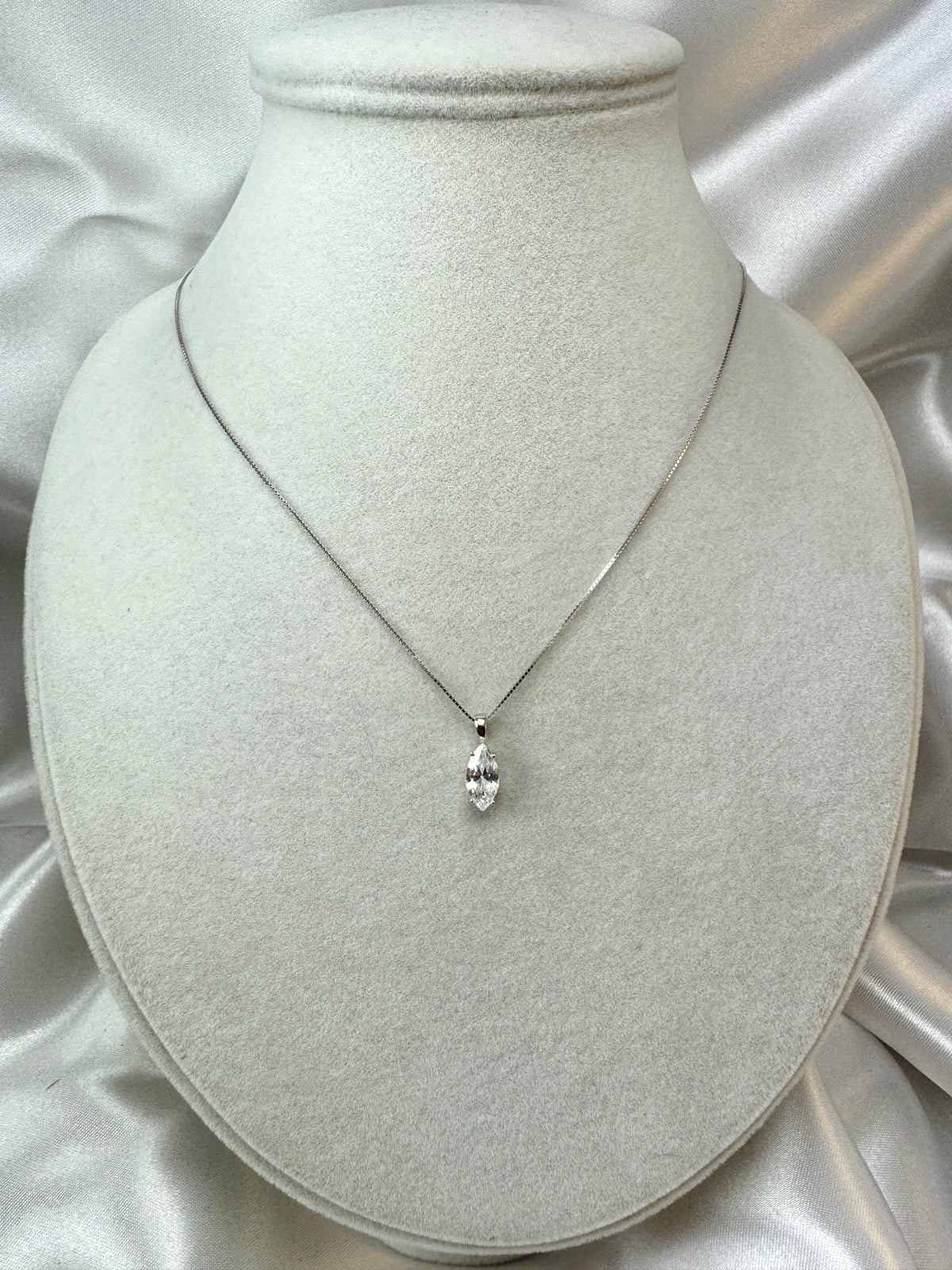 Collana punto luce con taglio marquise