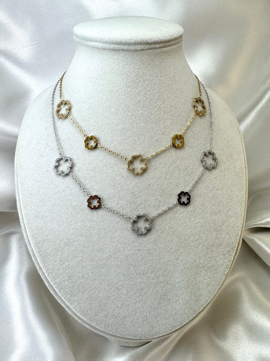 Collana con quadrifogli stilizzati
