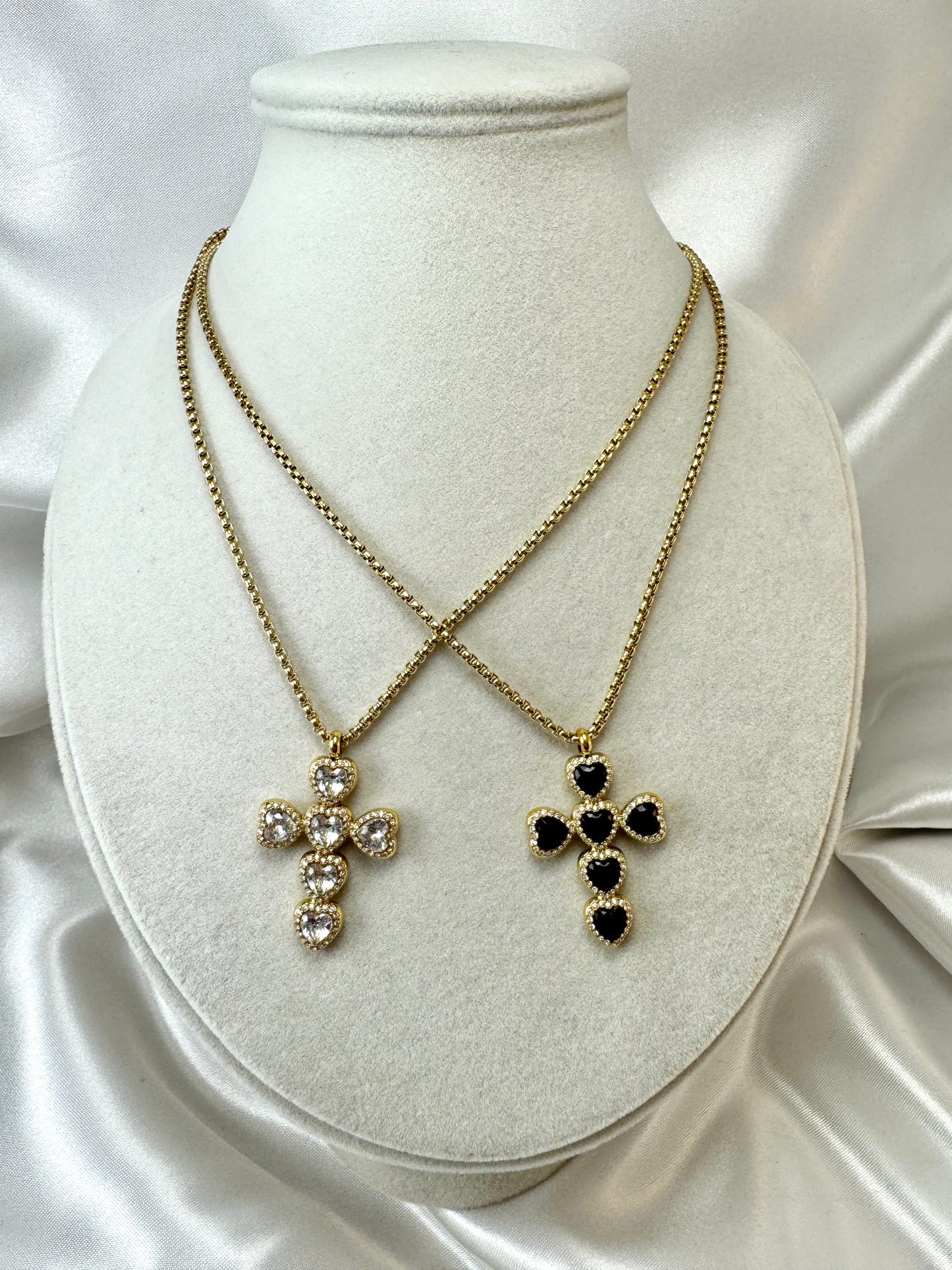 Collana con croce e brillantini a cuore