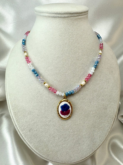 Collana con cristalli colorati e cabochon con fiore ricamato