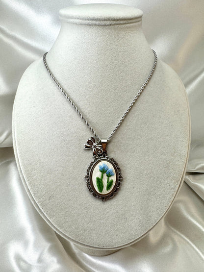 Collana cabochon con fiore ricamato azzurro