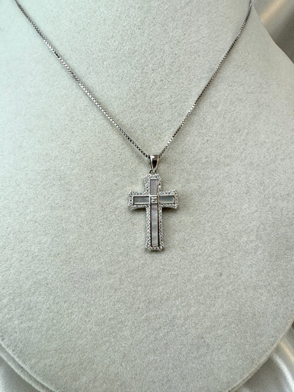Collana con croce di madreperla e zirconi