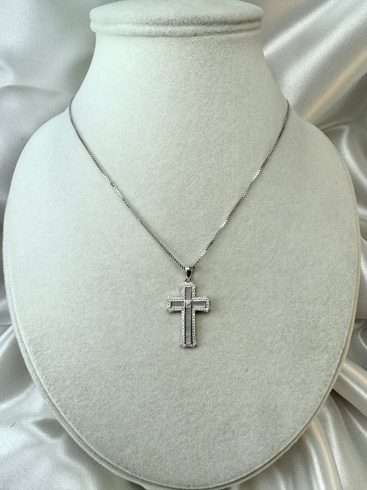 Collana con croce di madreperla e zirconi