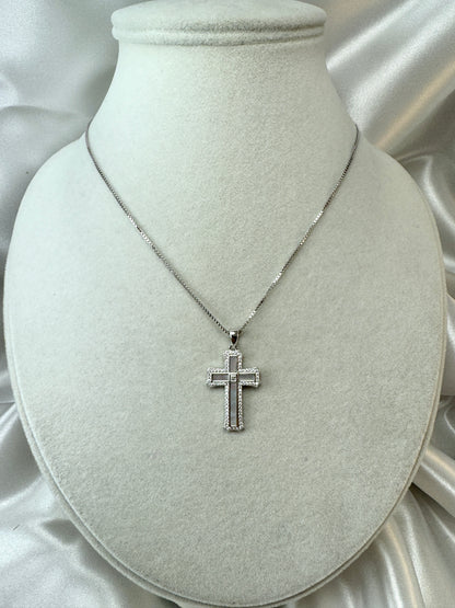 Collana con croce di madreperla e zirconi