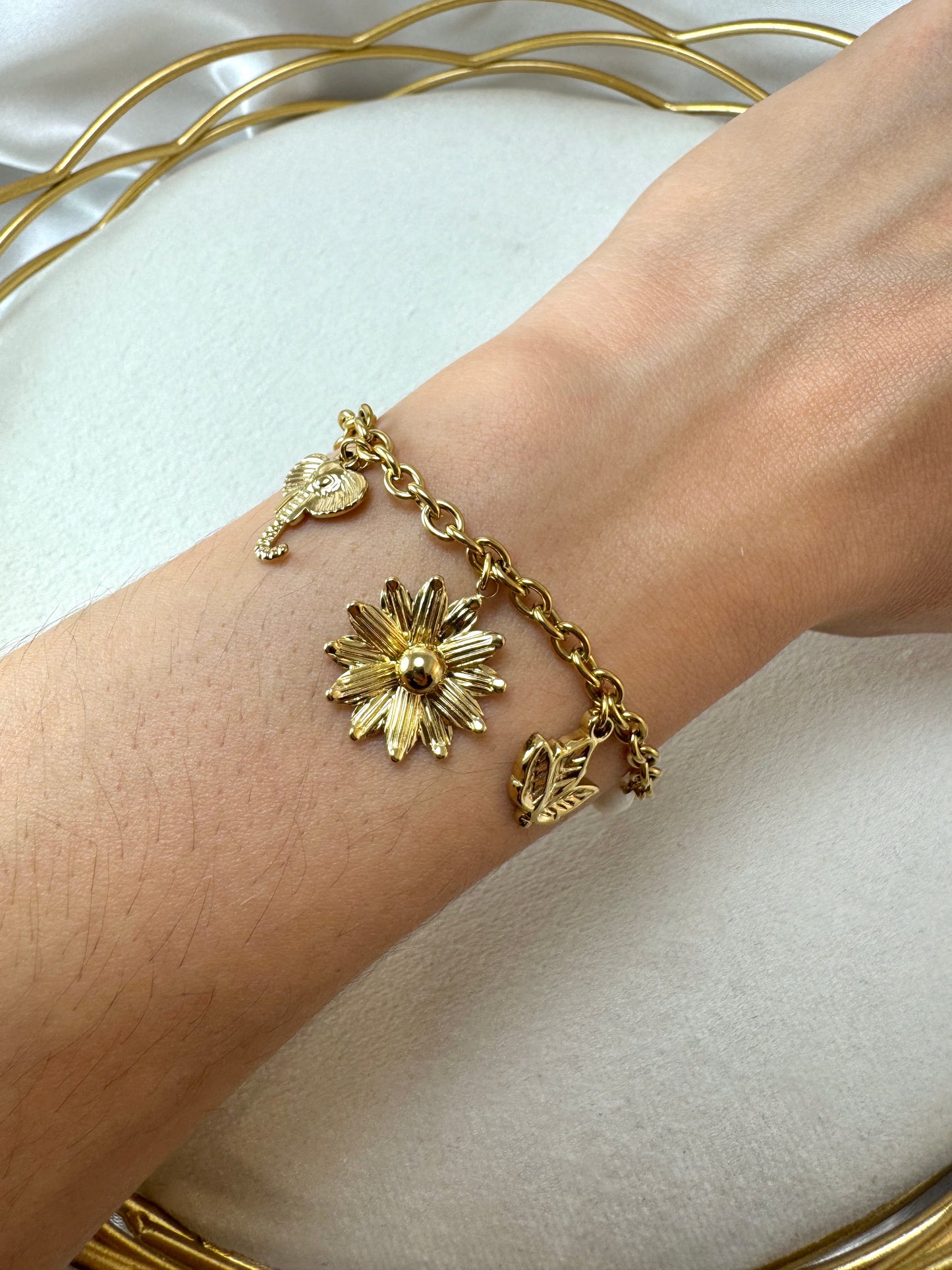 Bracciale con fiore, libellula, elefante e ciondoli