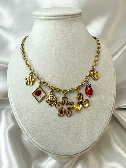 Collana con fiore trasparente e ciondoli