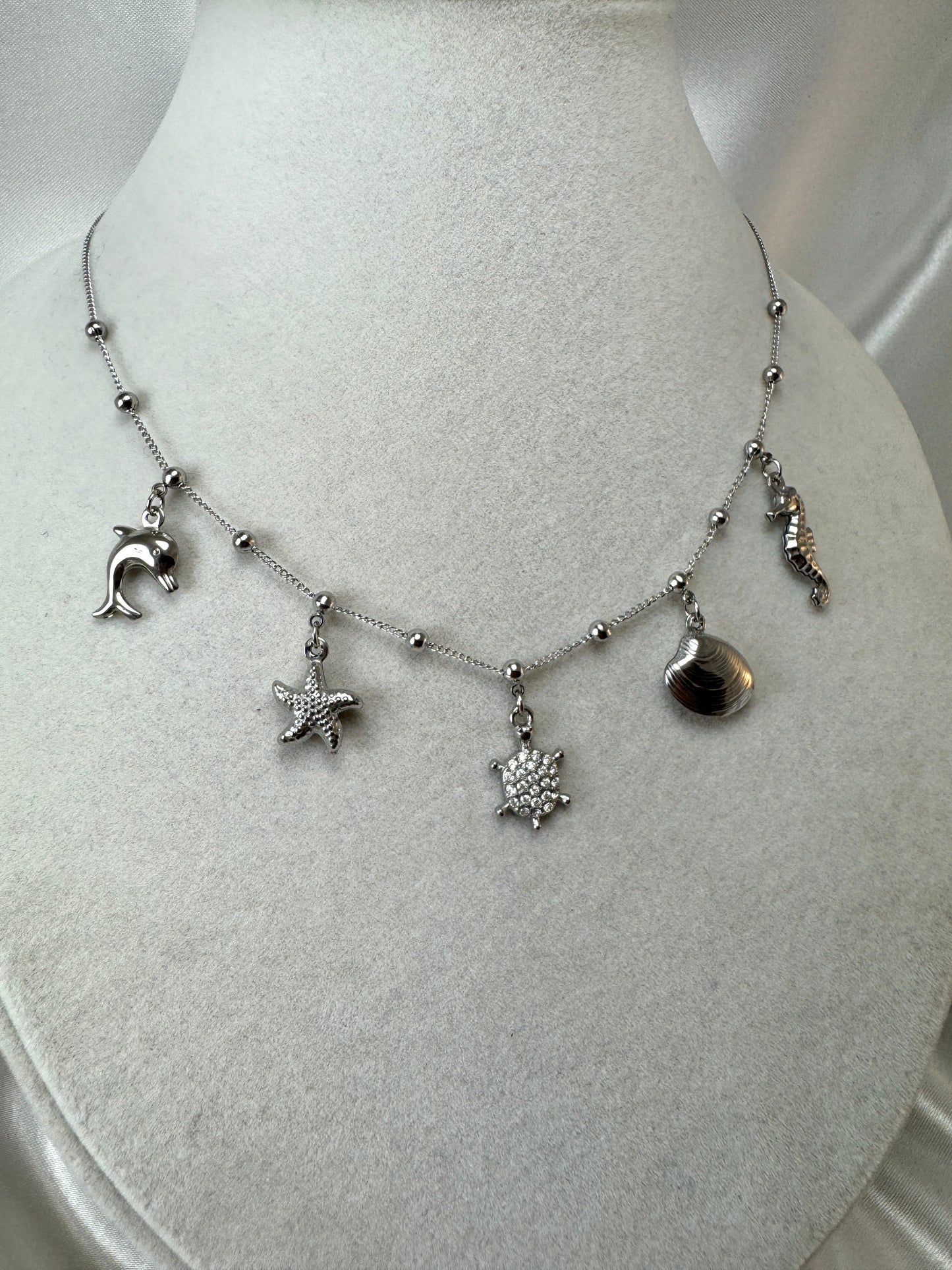 Collana con ciondoli marini bombati