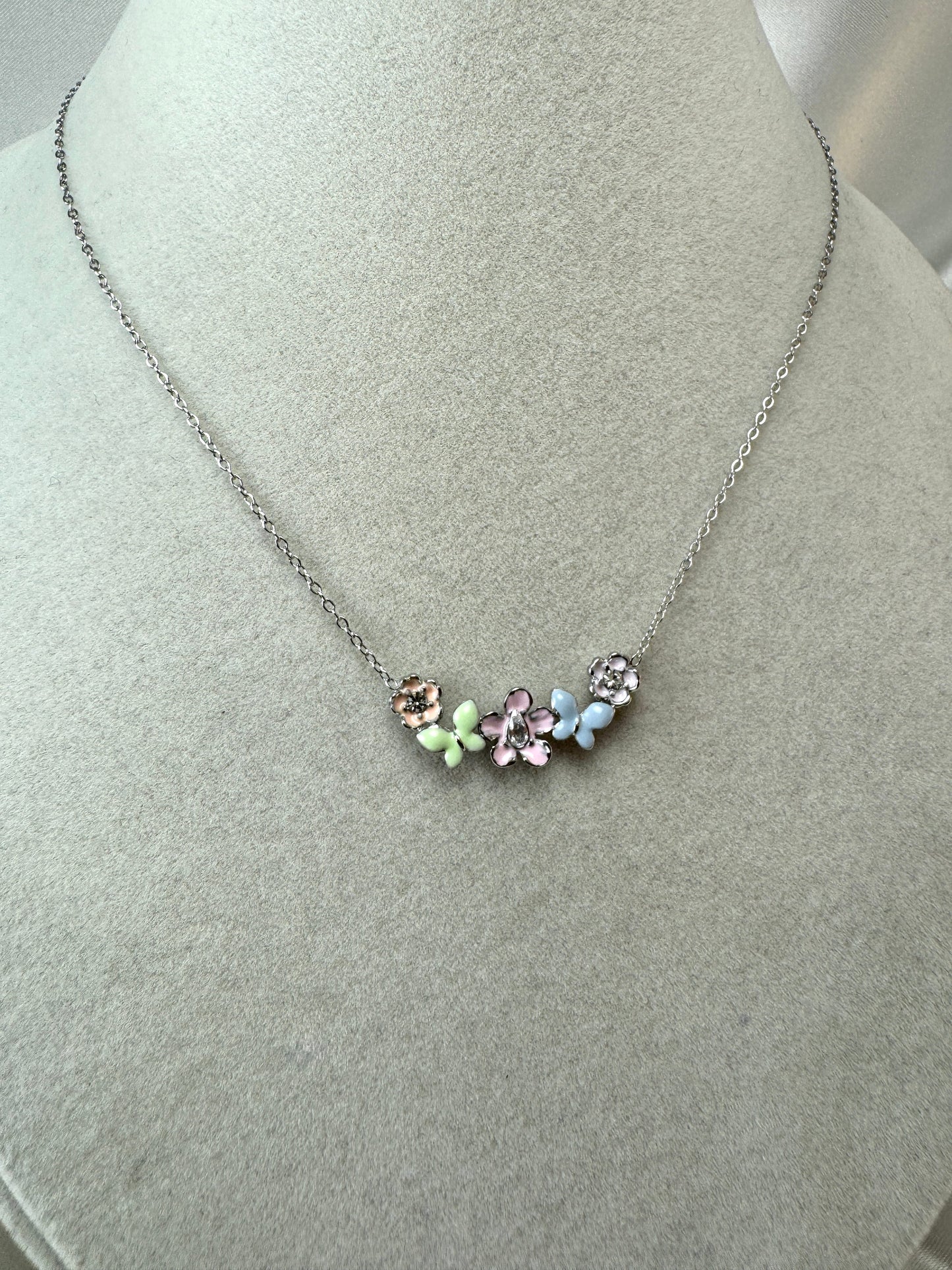 Collana con gruppo di fiori smaltati