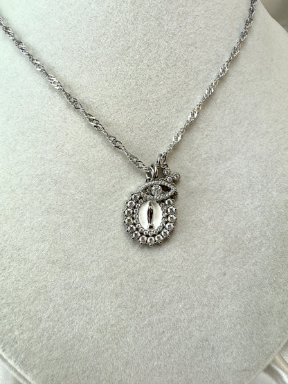 Collana con medaglia, occhio e croce