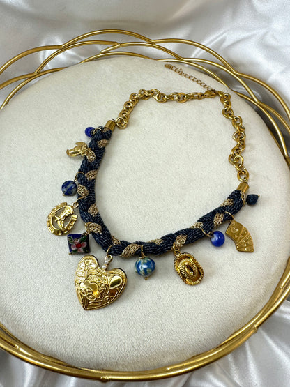 Collana con tessuto jeans e ciondoli