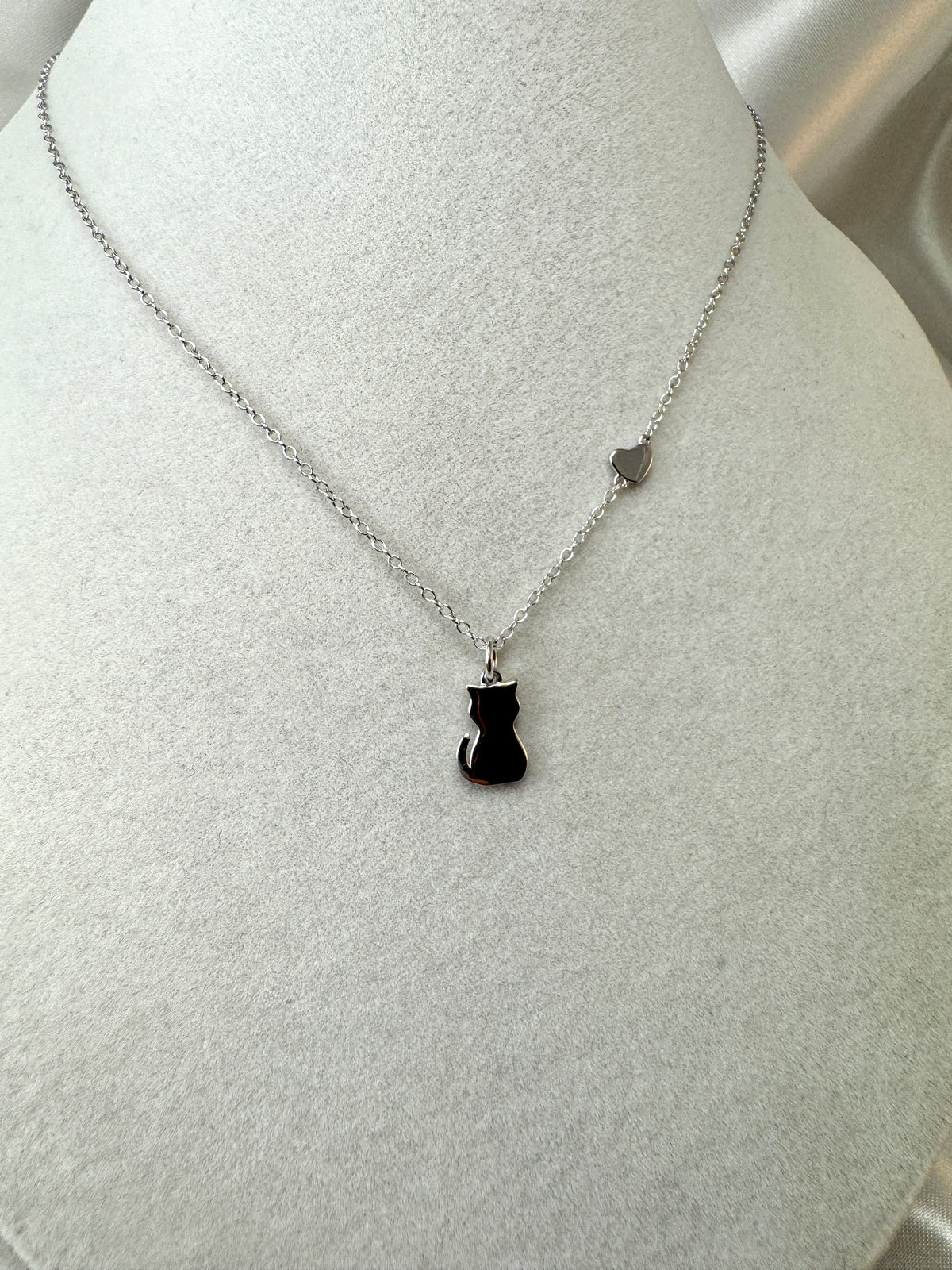 Collana con gatto liscio e cuore