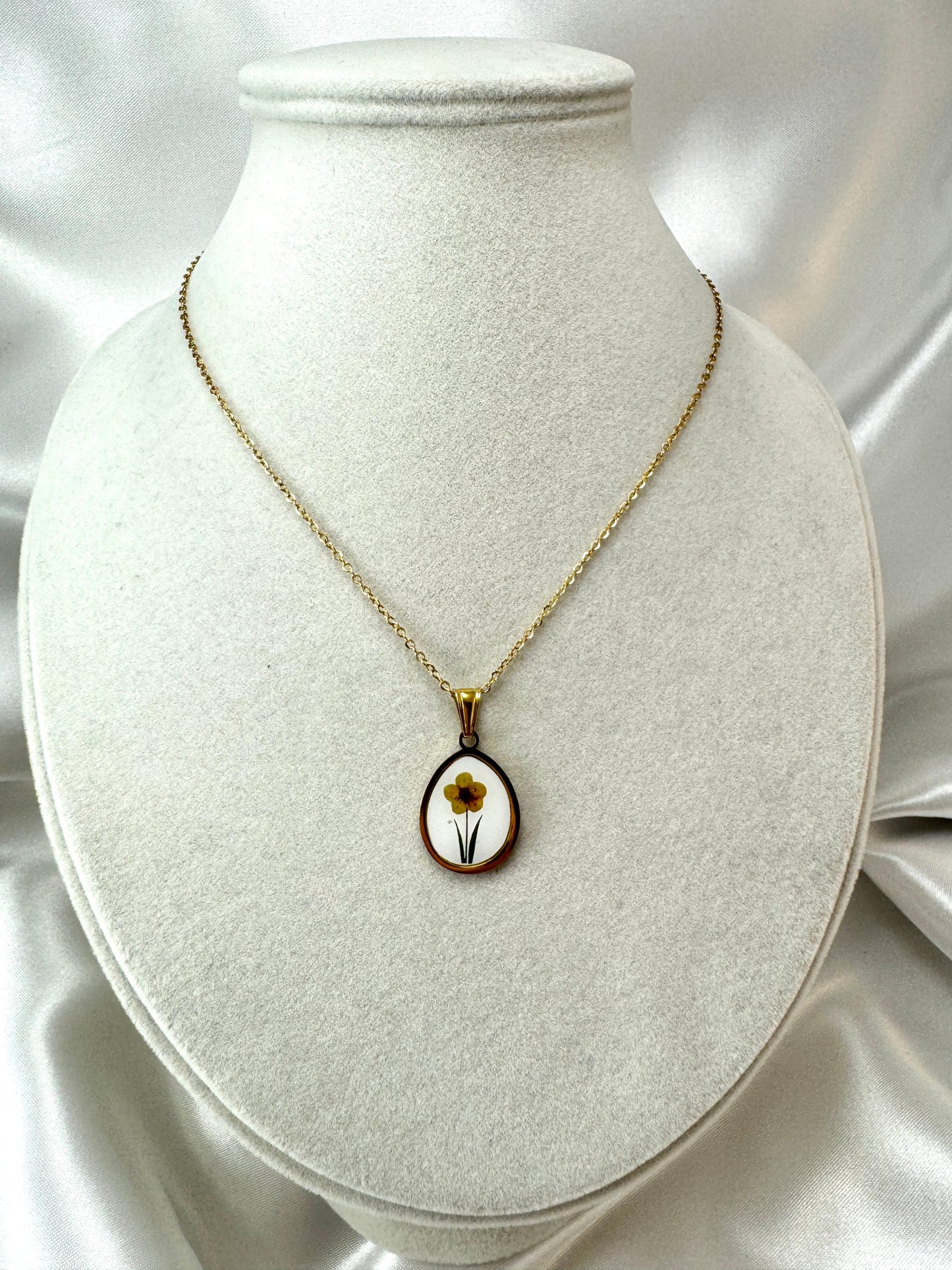 Collana cabochon con fiore giallo