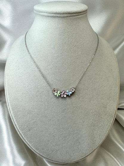 Collana con gruppo di fiori smaltati
