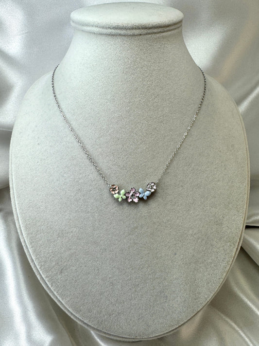 Collana con gruppo di fiori smaltati