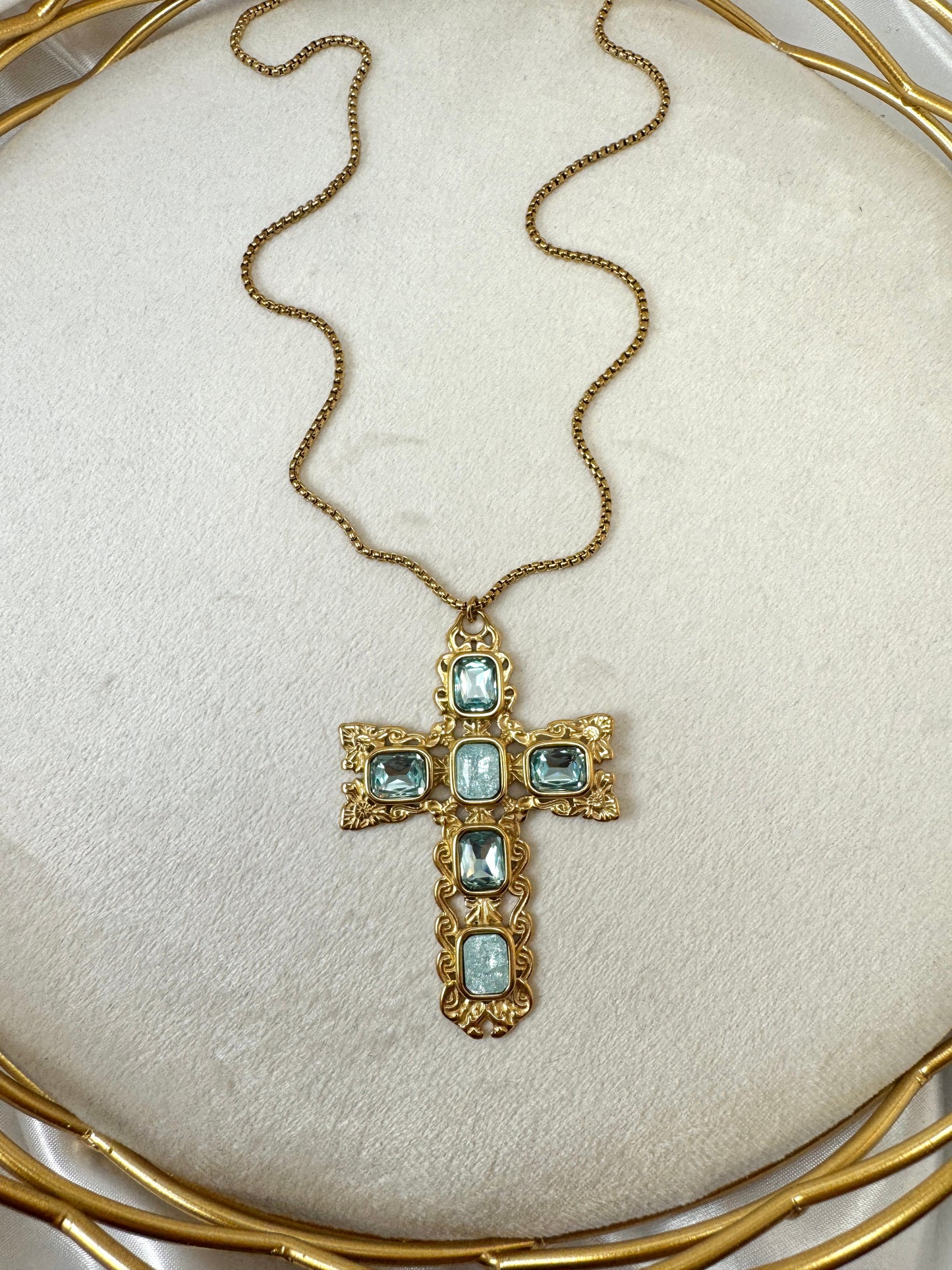 Collana lunga con croce lavorata di strass